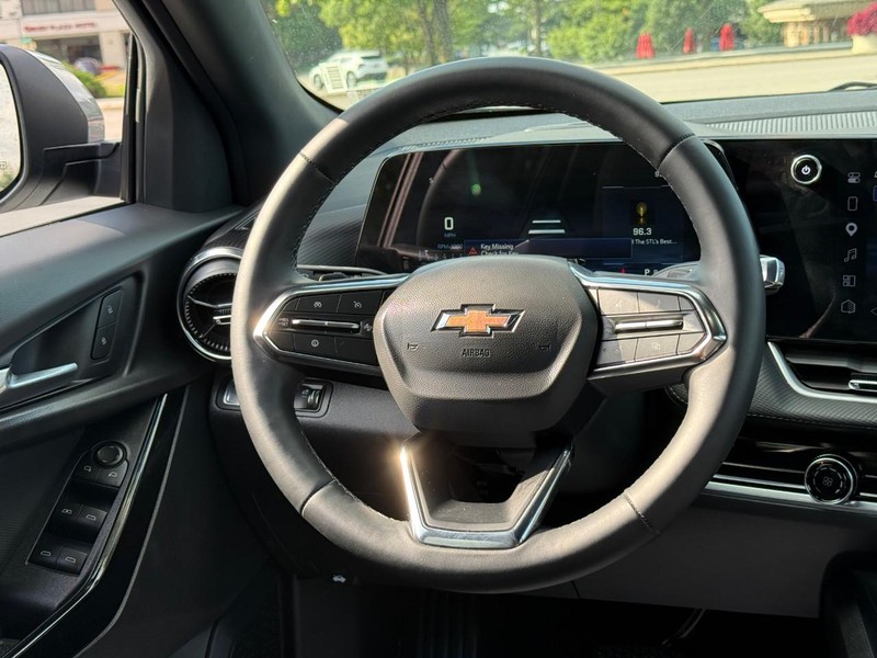Chevrolet Equinox Vehicle Full-screen Gallery Image 12
