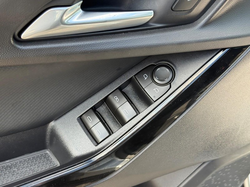 Chevrolet Equinox Vehicle Full-screen Gallery Image 16