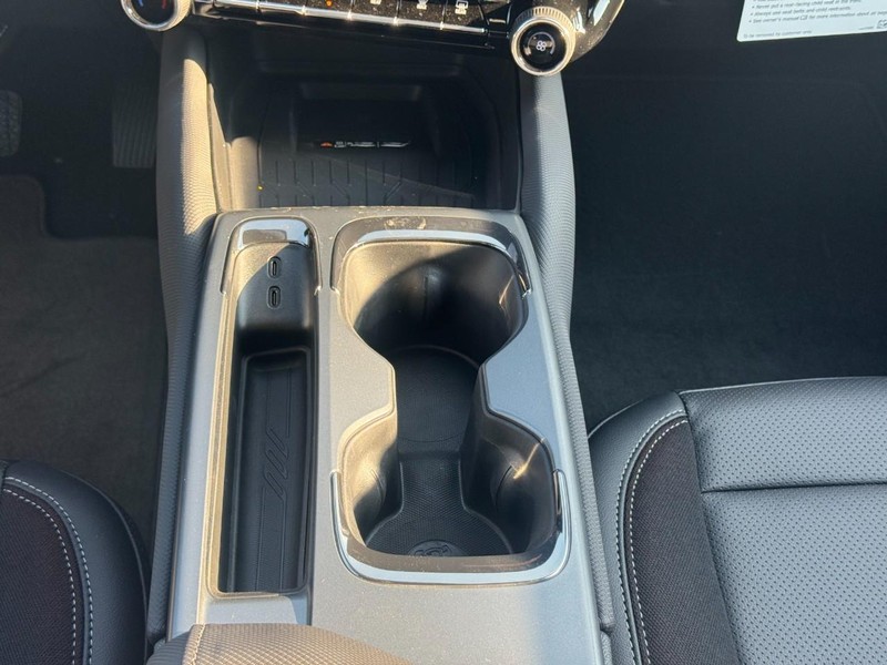Chevrolet Equinox EV Vehicle Full-screen Gallery Image 9