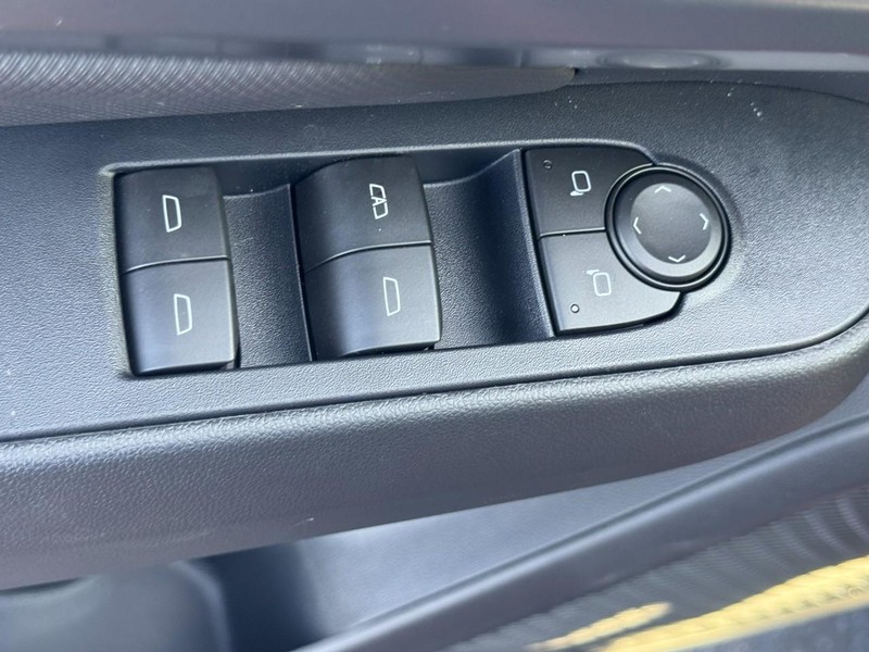 Chevrolet Equinox EV Vehicle Full-screen Gallery Image 10