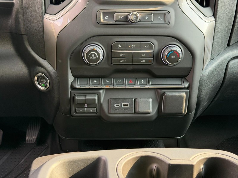 Chevrolet Silverado 1500 Vehicle Full-screen Gallery Image 8