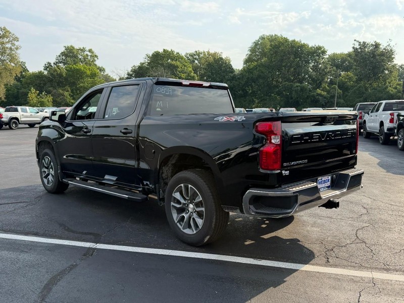 Chevrolet Silverado 1500 Vehicle Full-screen Gallery Image 3