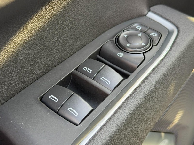 Chevrolet Silverado 1500 Vehicle Full-screen Gallery Image 9