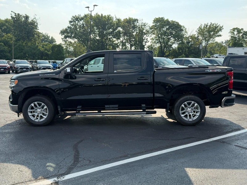 Chevrolet Silverado 1500 Vehicle Full-screen Gallery Image 2