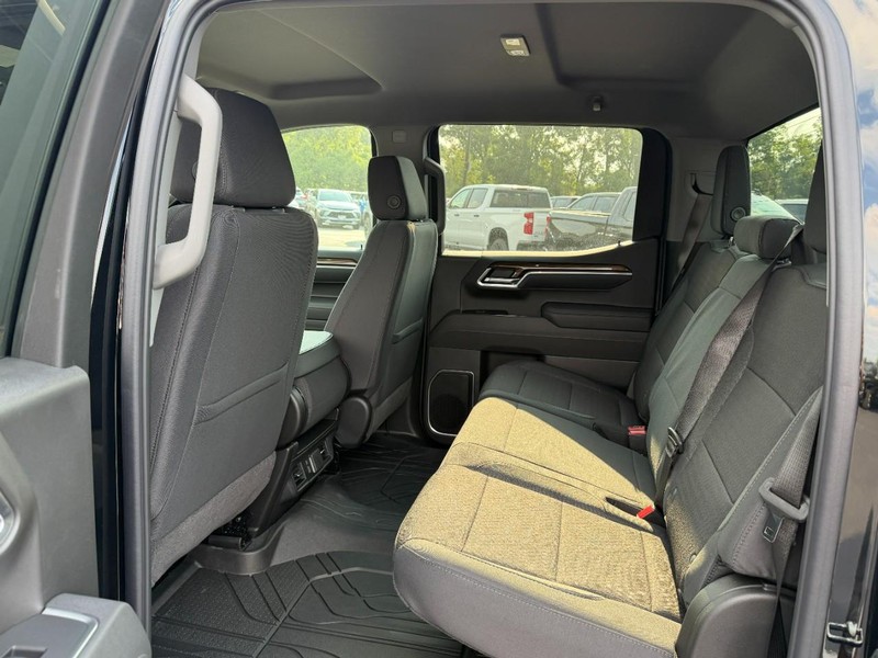 Chevrolet Silverado 1500 Vehicle Full-screen Gallery Image 4