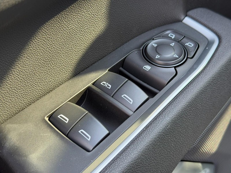 Chevrolet Silverado 1500 Vehicle Full-screen Gallery Image 9