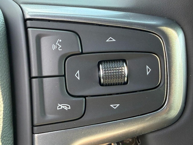 Chevrolet Silverado 1500 Vehicle Full-screen Gallery Image 12