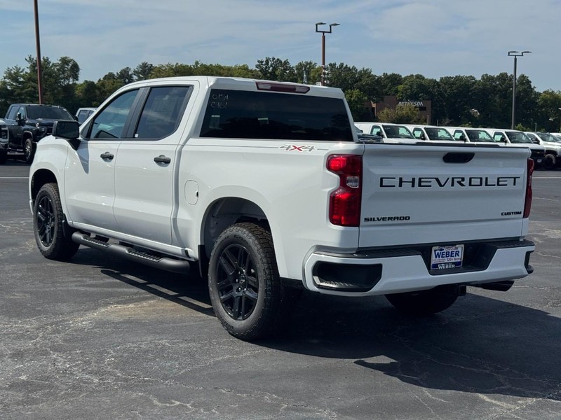 Chevrolet Silverado 1500 Vehicle Full-screen Gallery Image 3