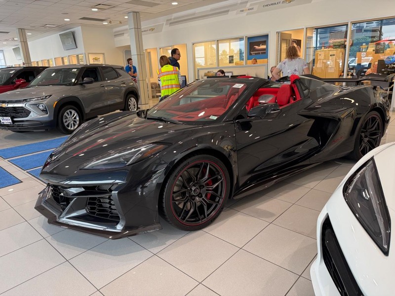 Chevrolet Corvette Vehicle Full-screen Gallery Image 2