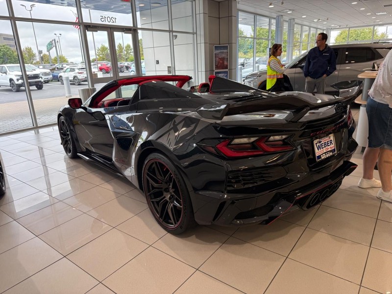 Chevrolet Corvette Vehicle Full-screen Gallery Image 3