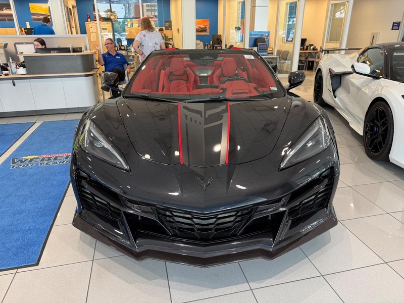 Chevrolet Corvette Vehicle Full-screen Gallery Image 4