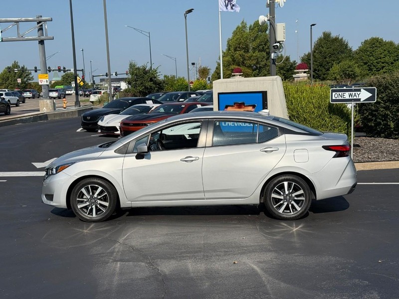 Nissan Versa Vehicle Full-screen Gallery Image 2