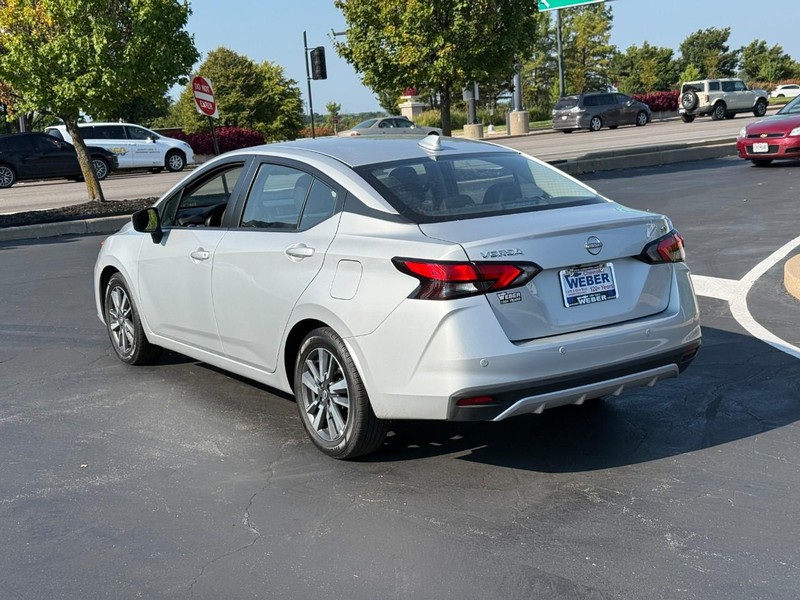 Nissan Versa Vehicle Full-screen Gallery Image 3