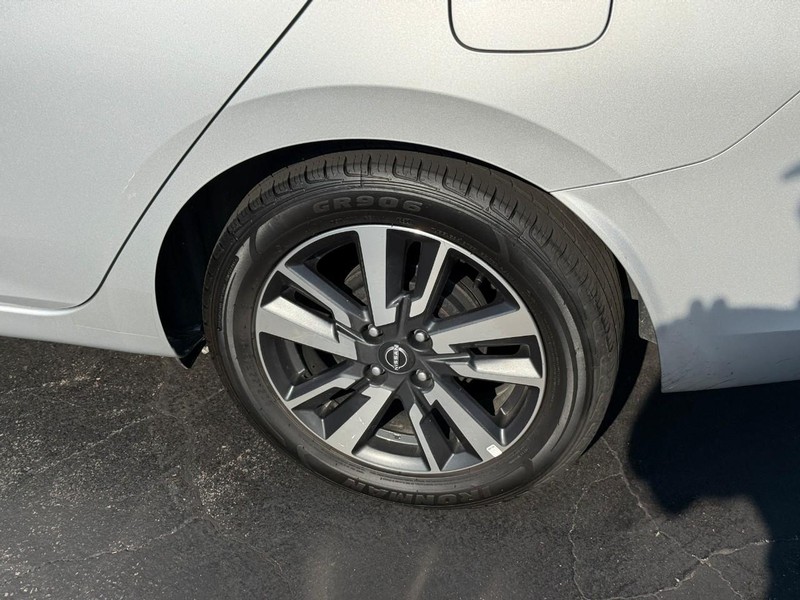 Nissan Versa Vehicle Full-screen Gallery Image 4