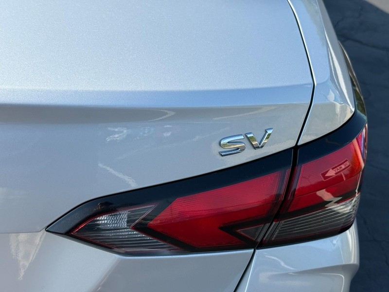Nissan Versa Vehicle Full-screen Gallery Image 5