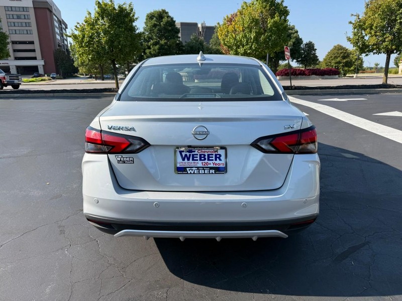 Nissan Versa Vehicle Full-screen Gallery Image 6
