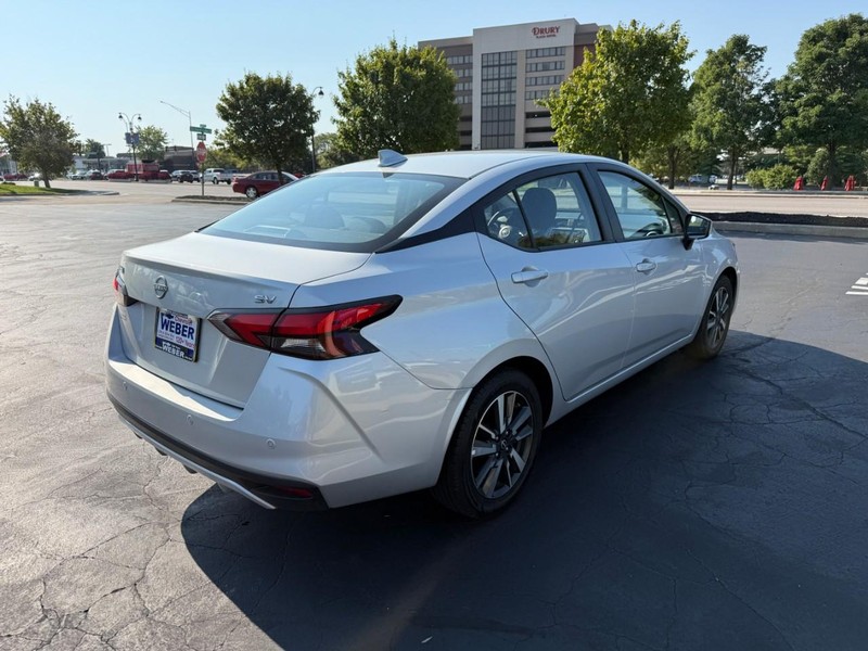 Nissan Versa Vehicle Full-screen Gallery Image 7