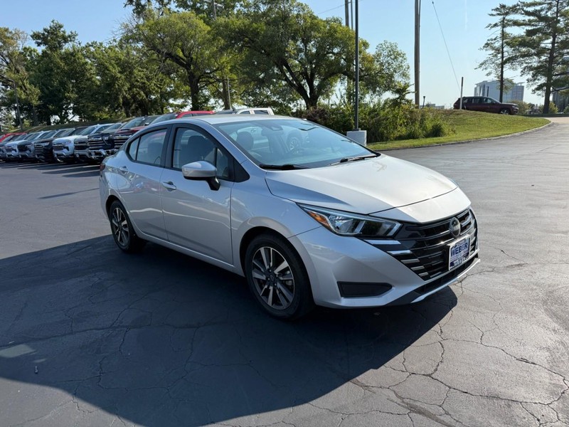 Nissan Versa Vehicle Full-screen Gallery Image 8