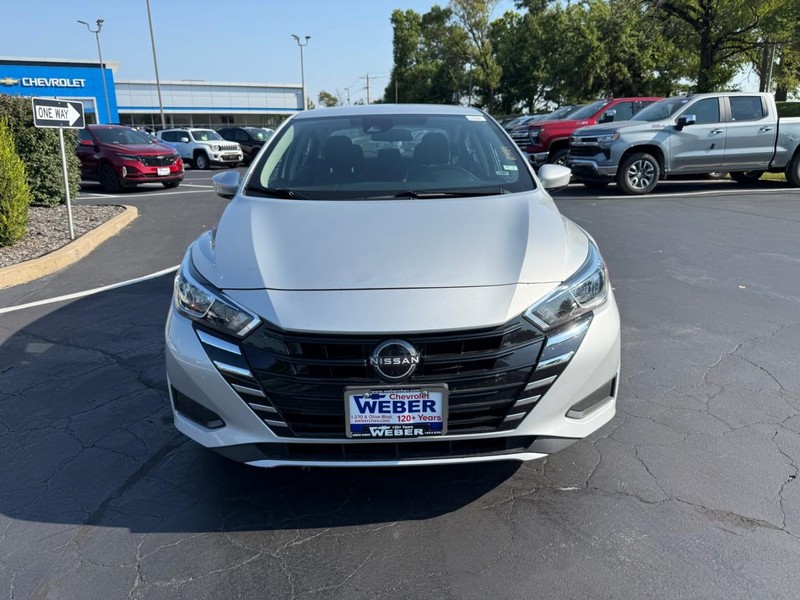Nissan Versa Vehicle Full-screen Gallery Image 9