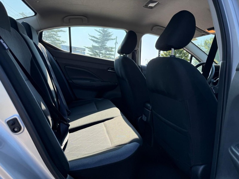 Nissan Versa Vehicle Full-screen Gallery Image 10