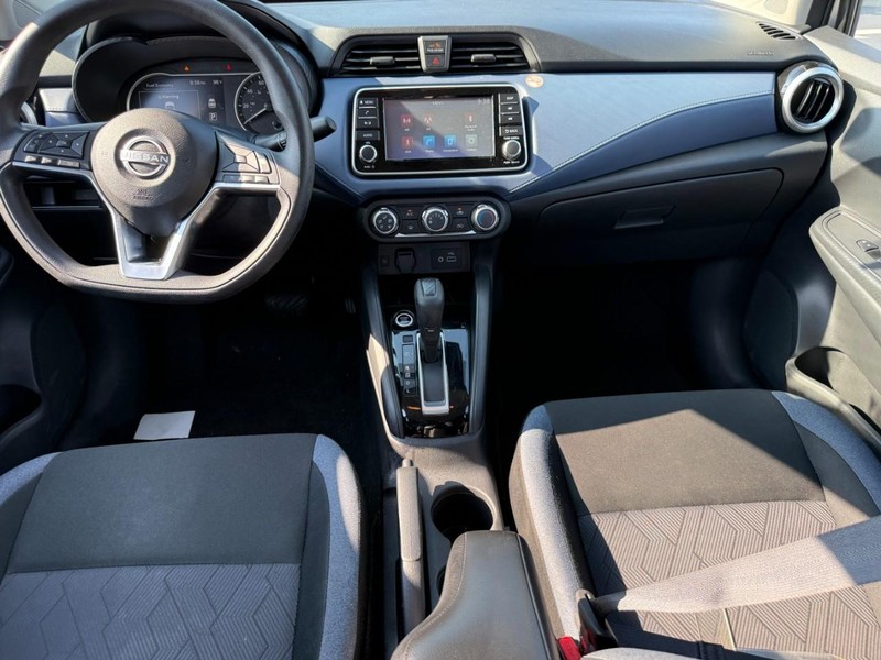 Nissan Versa Vehicle Full-screen Gallery Image 11