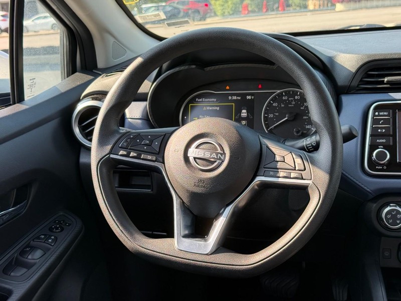 Nissan Versa Vehicle Full-screen Gallery Image 12