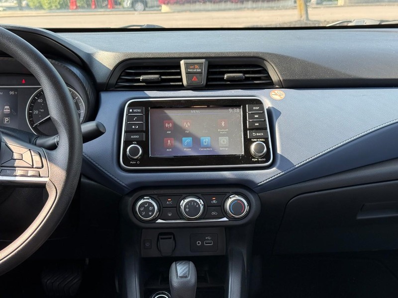 Nissan Versa Vehicle Full-screen Gallery Image 13