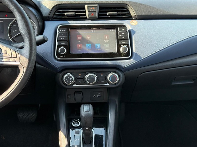 Nissan Versa Vehicle Full-screen Gallery Image 14
