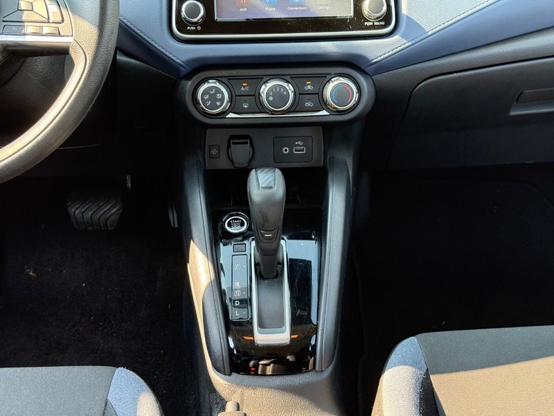 Nissan Versa Vehicle Full-screen Gallery Image 15