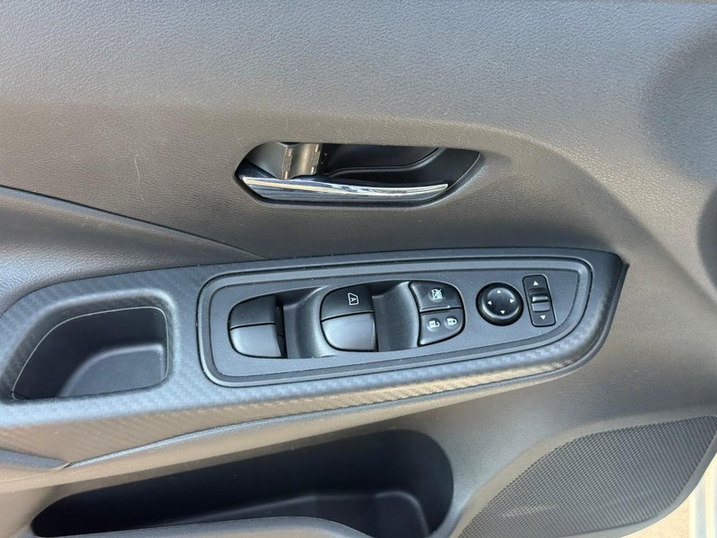 Nissan Versa Vehicle Full-screen Gallery Image 16