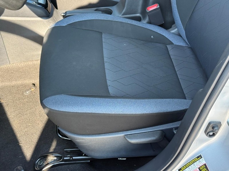 Nissan Versa Vehicle Full-screen Gallery Image 17