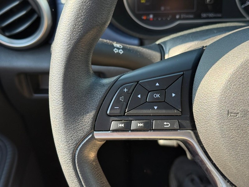 Nissan Versa Vehicle Full-screen Gallery Image 18