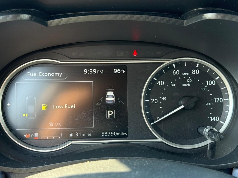 Nissan Versa Vehicle Full-screen Gallery Image 20