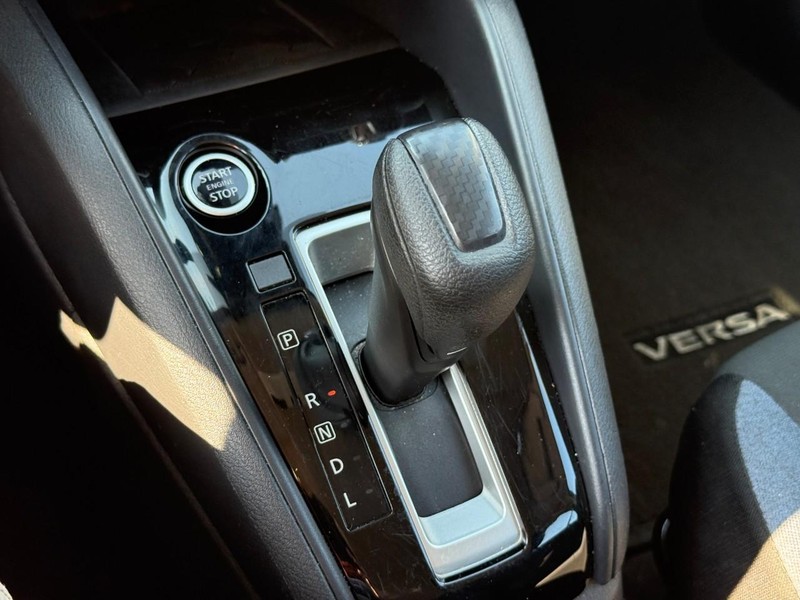 Nissan Versa Vehicle Full-screen Gallery Image 21