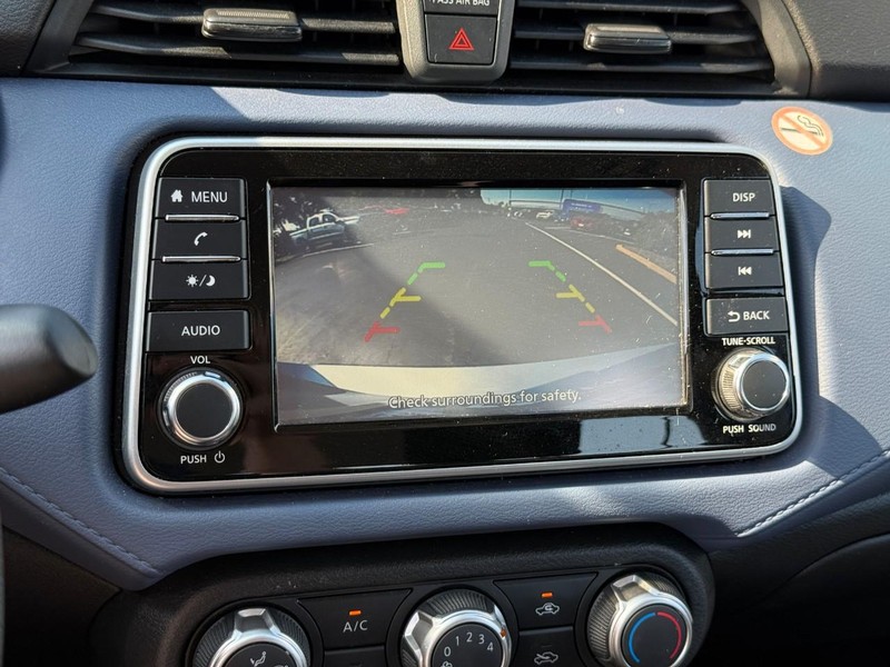 Nissan Versa Vehicle Full-screen Gallery Image 22