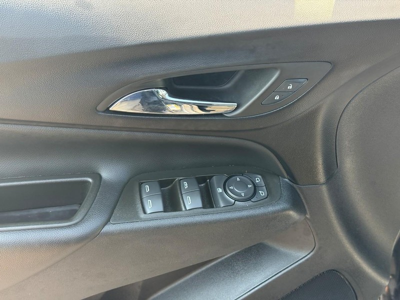 Chevrolet Equinox Vehicle Full-screen Gallery Image 15