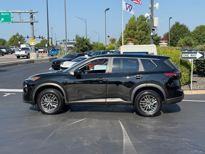 Nissan Rogue Vehicle Full-screen Gallery Image 2