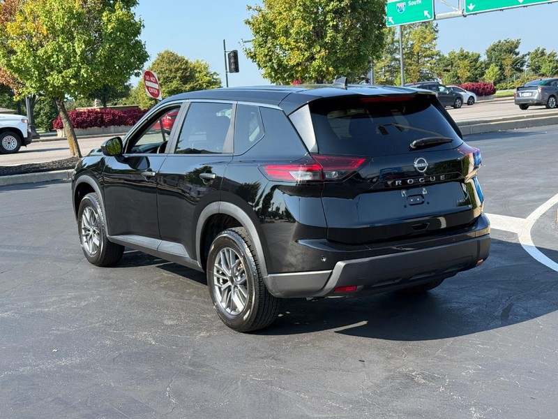 Nissan Rogue Vehicle Full-screen Gallery Image 3