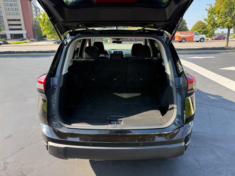 Nissan Rogue Vehicle Full-screen Gallery Image 6