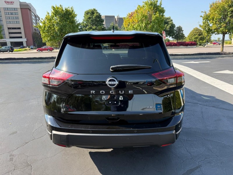 Nissan Rogue Vehicle Full-screen Gallery Image 7
