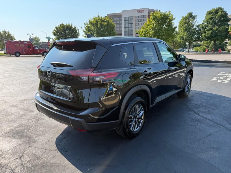 Nissan Rogue Vehicle Full-screen Gallery Image 8