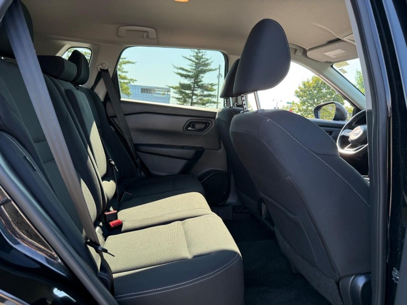 Nissan Rogue Vehicle Full-screen Gallery Image 11