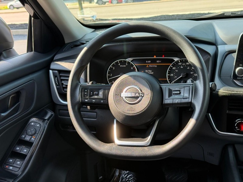 Nissan Rogue Vehicle Full-screen Gallery Image 13
