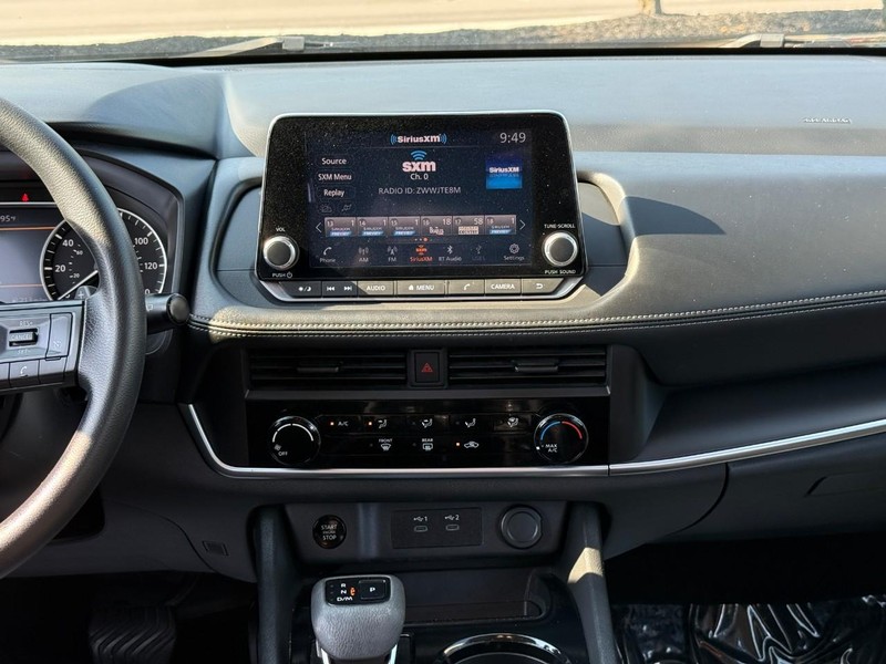 Nissan Rogue Vehicle Full-screen Gallery Image 14