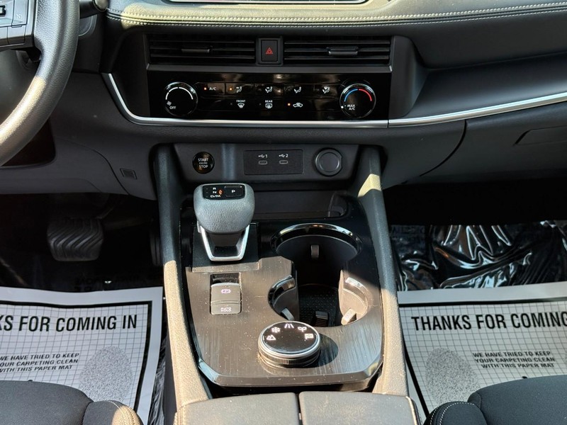 Nissan Rogue Vehicle Full-screen Gallery Image 16