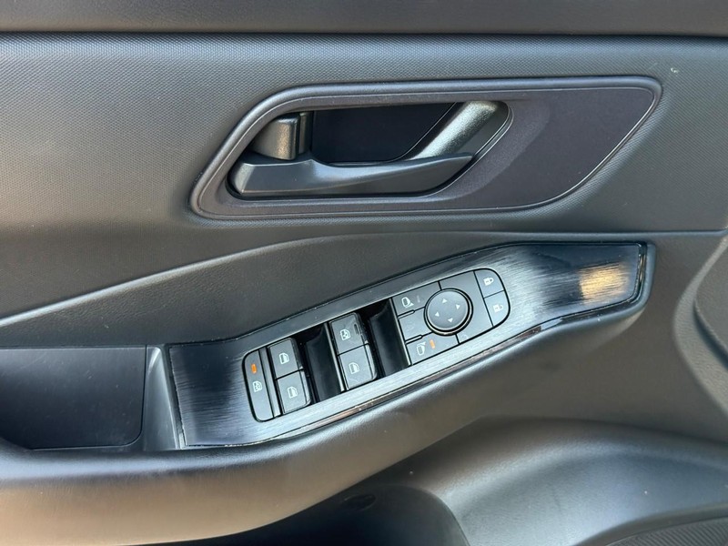 Nissan Rogue Vehicle Full-screen Gallery Image 17
