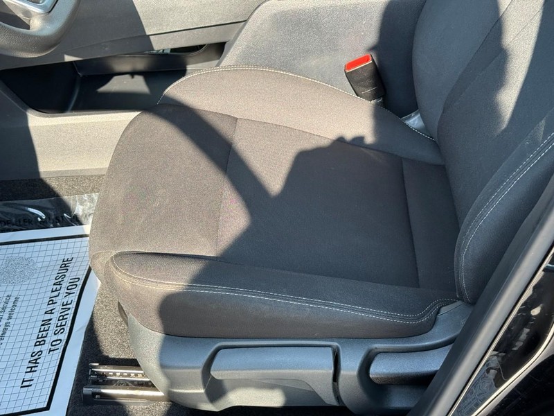 Nissan Rogue Vehicle Full-screen Gallery Image 18