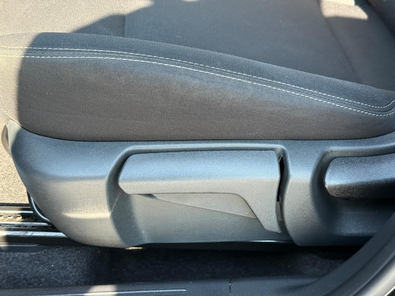 Nissan Rogue Vehicle Full-screen Gallery Image 19
