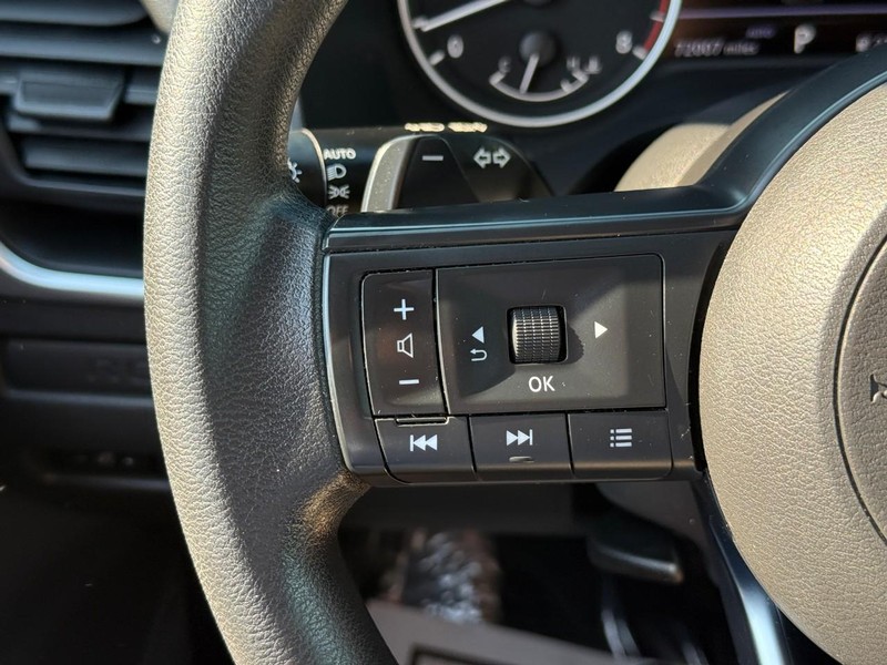 Nissan Rogue Vehicle Full-screen Gallery Image 20