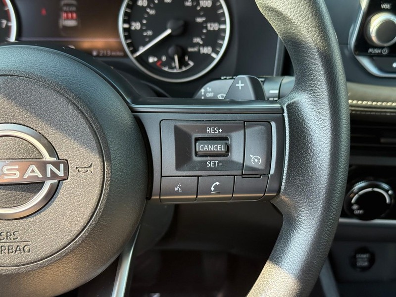 Nissan Rogue Vehicle Full-screen Gallery Image 21